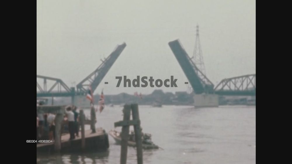 สะพานพุทธเปิดให้เรือแล่นผ่าน ปี 2515