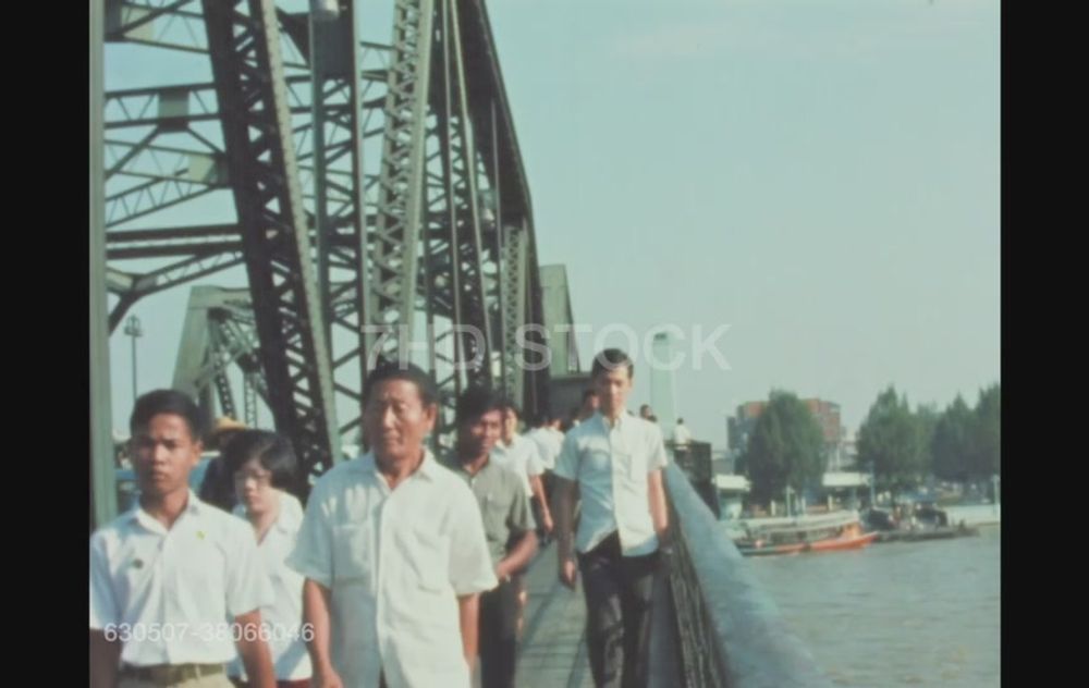 คนลงเรือข้ามฟาก ท่าเรือสะพานพุทธ