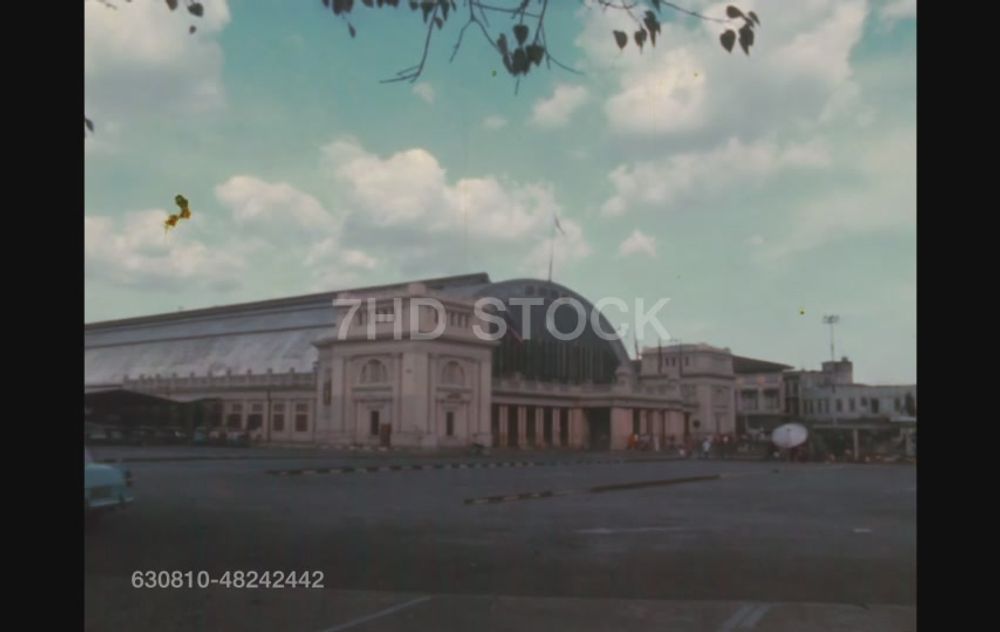 คนเดินทางกลับบ้านช่วงปีใหม่ ณ สถานีรถไฟหัวลำโพง ในปี 2518